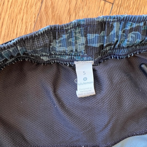 Men’s LuLu Lemon Shorts - Picture 4 of 5